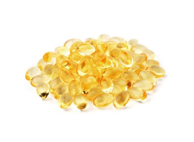 Beyaz arka plan üzerinde gelen balık yağı Omega 3 kapsülleri