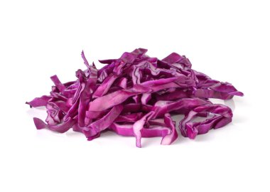 kesik kırmızı lahana beyaz zemin üzerine yığını