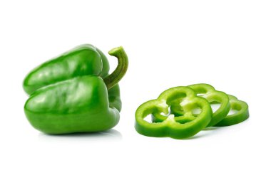 beyaz arkaplanda yeşil biber