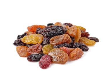 Kuru üzümler beyaz arkaplanda izole