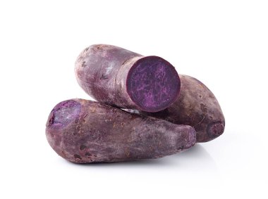 Beyaz arka planda tatlı patatesler