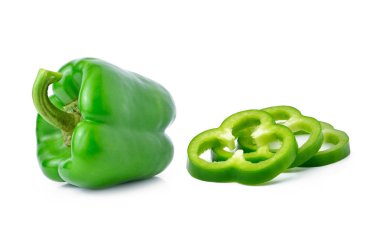 beyaz arkaplanda yeşil biber