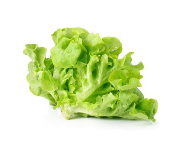 Taze yeşil marul yaprakları beyaza izole edilmiş.