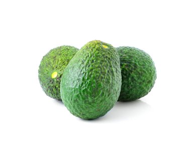 Beyaz arkaplanda izole edilmiş taze avokado