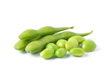 Beyaz arkaplanda yeşil soya fasulyesi