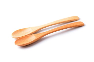 Tahta kaşık beyaz arkaplanda izole edildi