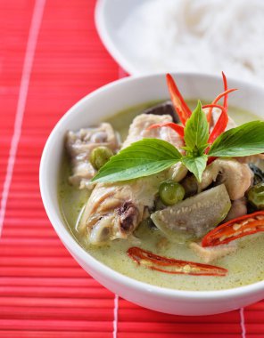 Tay yeşil tavuk köri