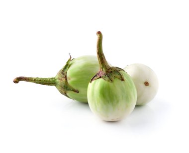 İzole edilmiş beyaz arka planda patlıcan