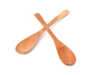 Tahta kaşık beyaz arkaplanda izole edildi