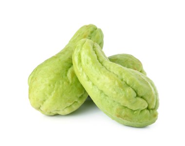 Beyaz arkaplanda Chayote izole edildi