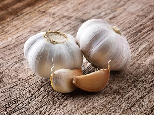 Ajo Orgánico Entero Clavos Fondo Madera — Foto de Stock