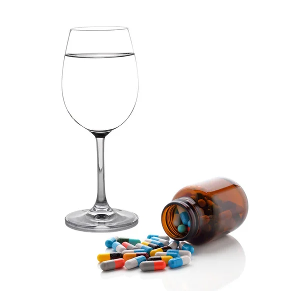 Üveg Víz Tabletták Kapszula Elszigetelt Fehér Background — Stock Fotó