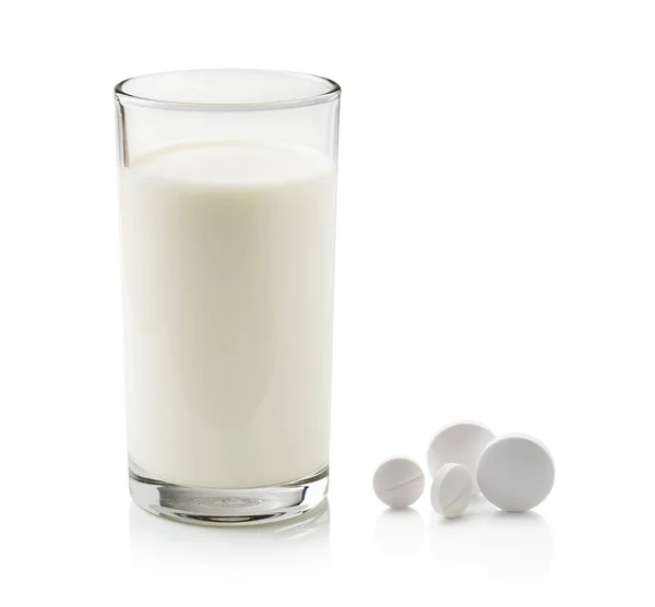 Glas Mjölk Och Piller Isolerad Vit Bakgrund — Stockfoto