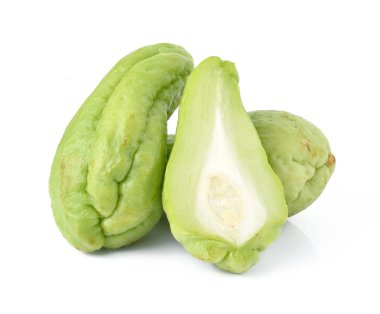 Beyaz arkaplanda Chayote izole edildi