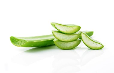 aloe vera taze yaprak beyaz izole