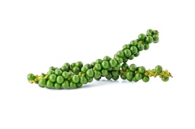 Beyaz arkaplanda yeşil biberler izole edilmiş