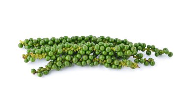 Beyaz arkaplanda yeşil biberler izole edilmiş