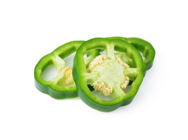 Dilimlenmiş yeşil biber beyaza izole edilmiş.