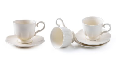 Boş beyaz kahve fincanı üzerinde beyaz izole