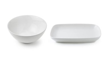 Beyaz seramik tabak ve beyaz arka plan üzerinde izole kase