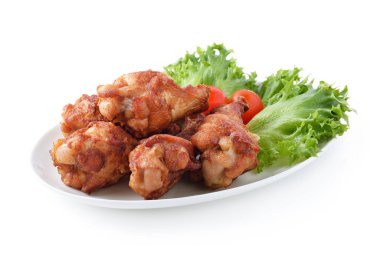 Kızarmış tavuk ve salata beyaz arka plan üzerinde