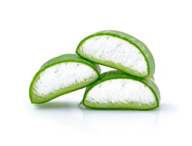 Aloe Vera beyaz arkaplanda ayrılıyor