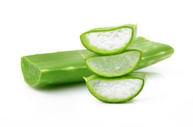 aloe vera taze yaprak beyaz arka plan üzerinde izole