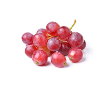 Beyaz arkaplanda kırmızı üzüm izole edildi