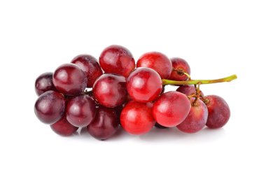 Beyaz arkaplanda kırmızı üzüm izole edildi