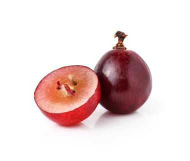 Beyaz arkaplanda kırmızı üzüm izole edildi