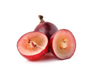 Beyaz arkaplanda izole edilmiş üzümler