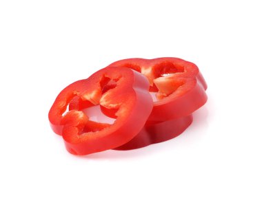 Beyaz arkaplanda kırmızı biber dilimleri