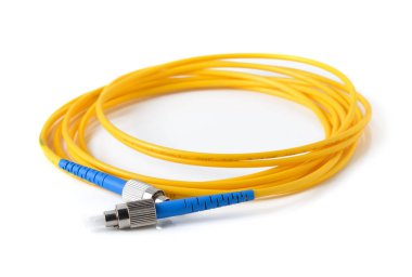 Beyaz arkaplanda fiber optik kablo