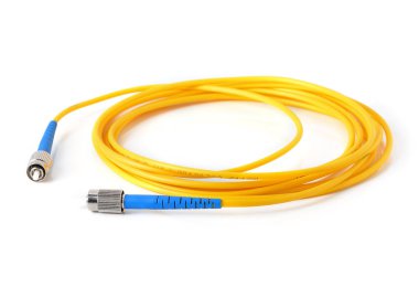 Beyaz arkaplanda fiber optik kablo
