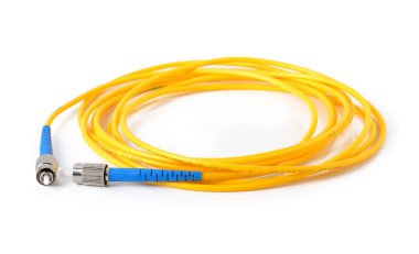 Beyaz arkaplanda fiber optik kablo