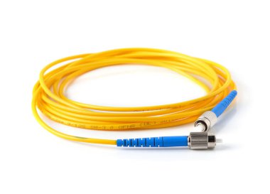 Beyaz arkaplanda fiber optik kablo