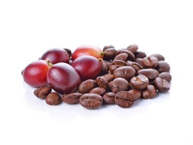 kahve çekirdekleri ve beyaz arka plan üzerinde izole kırmızı olgun kahve.