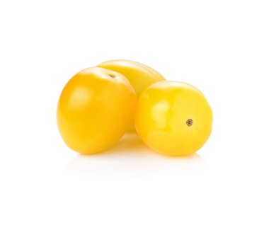 Beyaz arkaplanda sarı domatesler