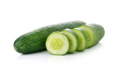 salatalık beyaz arkaplanda izole edildi