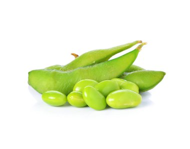 Beyaz arkaplanda yeşil soya fasulyesi
