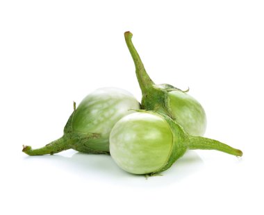 Beyaz arkaplanda izole edilmiş patlıcanlar