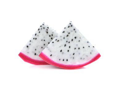 Ejder Meyvesi beyaz arkaplanda izole.