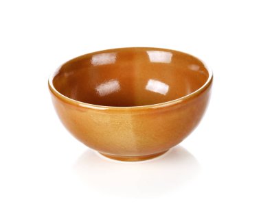 Beyaz arkaplanda seramik kase