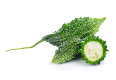 Beyaz arkaplanda acı kavun