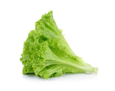 Taze yeşil marul yaprakları beyaza izole edilmiş.