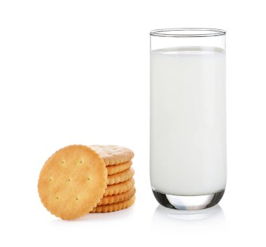 bardak süt ve beyaz arka plan üzerinde izole kraker