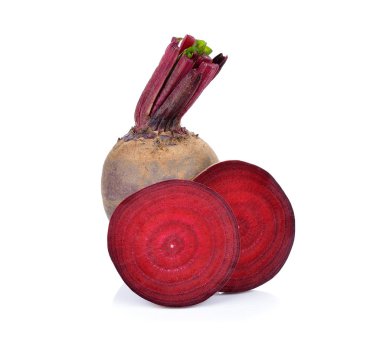 Beyaz arka planda izole edilmiş taze pancar kökü