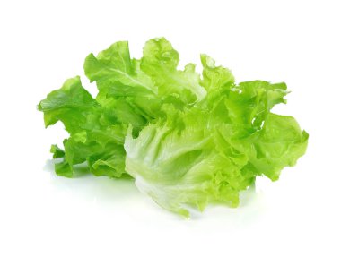 Taze yeşil marul yaprakları beyaza izole edilmiş.