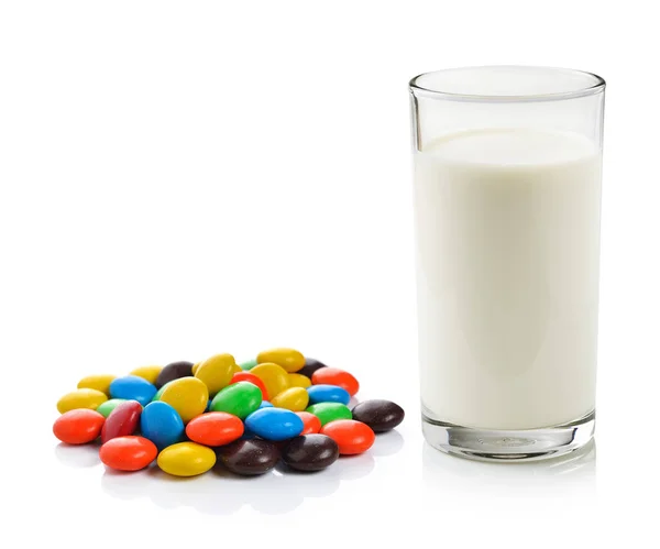 ミルクとホワイトに分離されたカラフルなキャンディのガラス — ストック写真