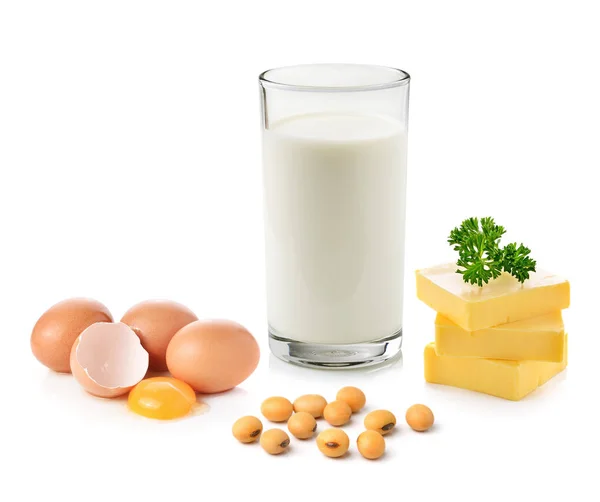 牛乳大豆の豆の白い背景の上の卵とバターの棒 — ストック写真